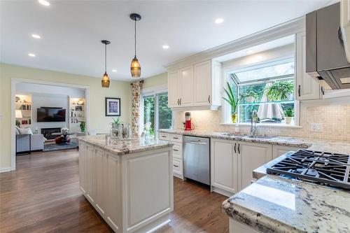 4173 Corrine Court, Burlington, ON - Indoor Photo Showing Kitchen With Upgraded Kitchen