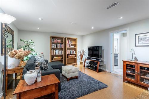 4173 Corrine Court, Burlington, ON - Indoor Photo Showing Living Room