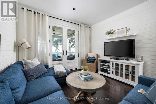 18 Holyrood Avenue, Oakville, ON - Indoor Photo Showing Living Room