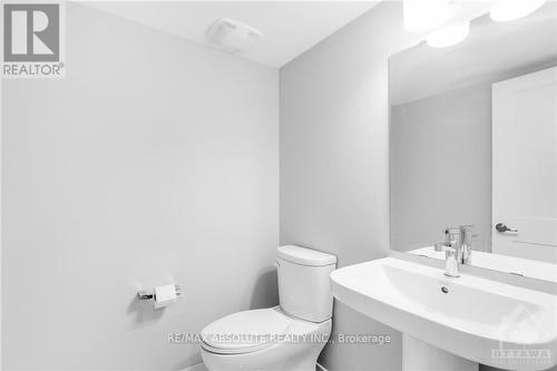 804 Mikinak Road, Ottawa, ON - Indoor Photo Showing Bathroom