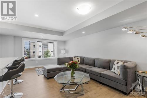 804 Mikinak Road, Ottawa, ON - Indoor Photo Showing Living Room