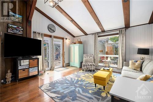 9 Robinson Street, Perth, ON - Indoor Photo Showing Living Room