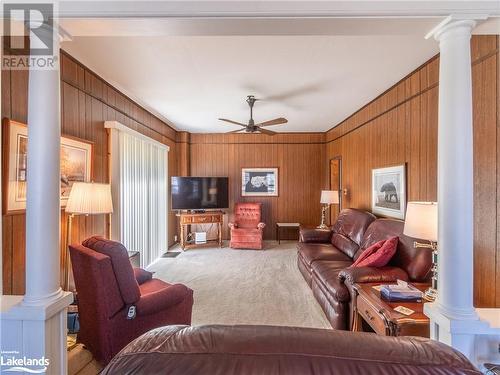 23 Centre Street S, Huntsville, ON - Indoor Photo Showing Living Room