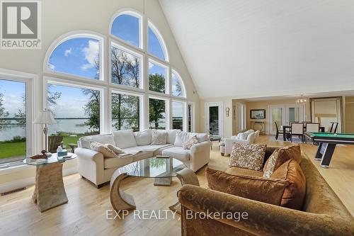 328 Bear Road, Georgina Islands, ON - Indoor Photo Showing Living Room