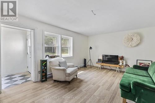 1614 County 1 Road, Greater Napanee, ON - Indoor Photo Showing Living Room