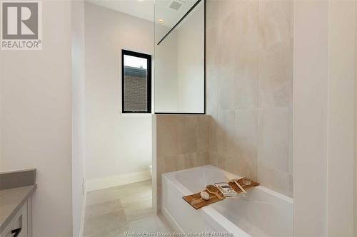 592 Lily Mac Boulevard, Windsor, ON - Indoor Photo Showing Bathroom