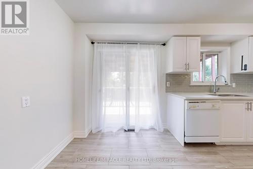 58 Crittenden Square, Toronto, ON - Indoor Photo Showing Kitchen