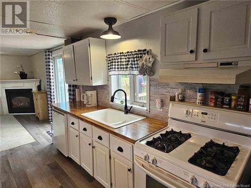 144 Principale, Pointe-Verte, NB - Indoor Photo Showing Kitchen