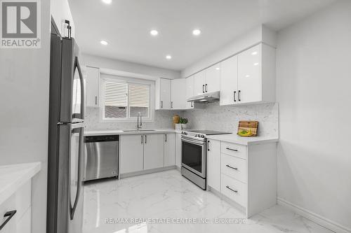 18 Moffatt Avenue, Brampton (Fletcher'S West), ON - Indoor Photo Showing Kitchen With Upgraded Kitchen