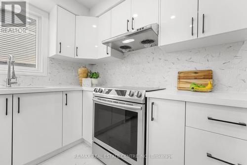 18 Moffatt Avenue, Brampton (Fletcher'S West), ON - Indoor Photo Showing Kitchen With Upgraded Kitchen