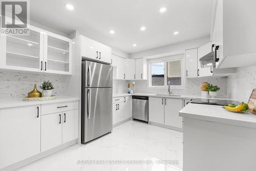 18 Moffatt Avenue, Brampton (Fletcher'S West), ON - Indoor Photo Showing Kitchen With Upgraded Kitchen