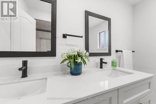 18 Moffatt Avenue, Brampton (Fletcher'S West), ON - Indoor Photo Showing Bathroom