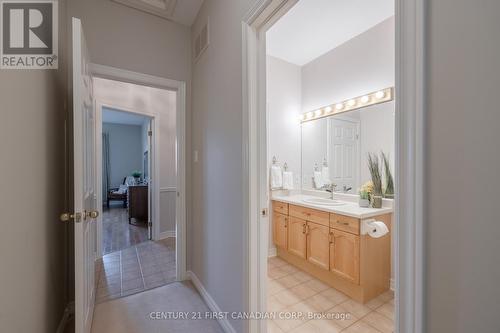 35 - 30 Doon Drive, London, ON - Indoor Photo Showing Bathroom