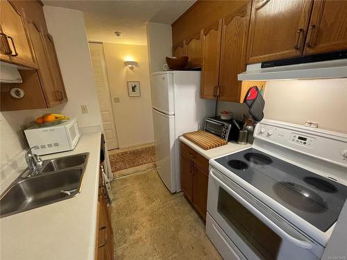 505-220 Townsite Rd, Nanaimo, BC - Indoor Photo Showing Kitchen With Double Sink