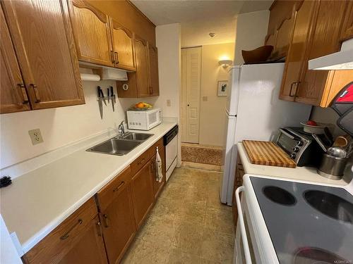 505-220 Townsite Rd, Nanaimo, BC - Indoor Photo Showing Kitchen With Double Sink