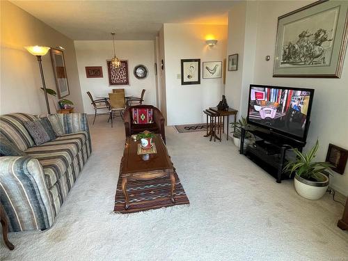 505-220 Townsite Rd, Nanaimo, BC - Indoor Photo Showing Living Room