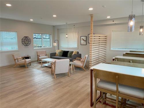 103-4810 Cedar Ridge Pl, Nanaimo, BC - Indoor Photo Showing Living Room