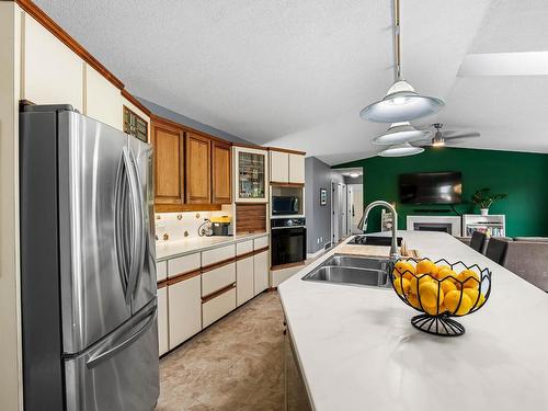 580 Carmel Crt, Kamloops, BC - Indoor Photo Showing Kitchen With Double Sink