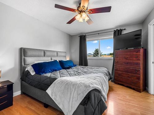 580 Carmel Crt, Kamloops, BC - Indoor Photo Showing Bedroom