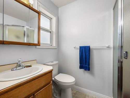 580 Carmel Crt, Kamloops, BC - Indoor Photo Showing Bathroom