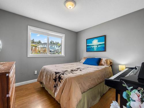 580 Carmel Crt, Kamloops, BC - Indoor Photo Showing Bedroom