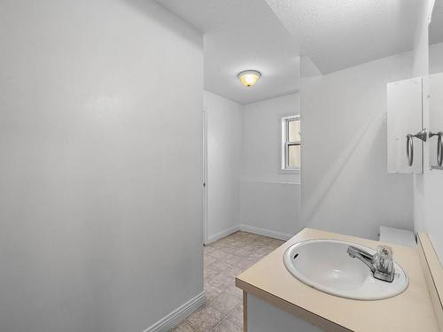 580 Carmel Crt, Kamloops, BC - Indoor Photo Showing Bathroom