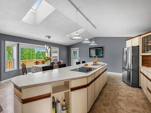 580 Carmel Crt, Kamloops, BC - Indoor Photo Showing Kitchen