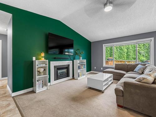 580 Carmel Crt, Kamloops, BC - Indoor Photo Showing Living Room With Fireplace