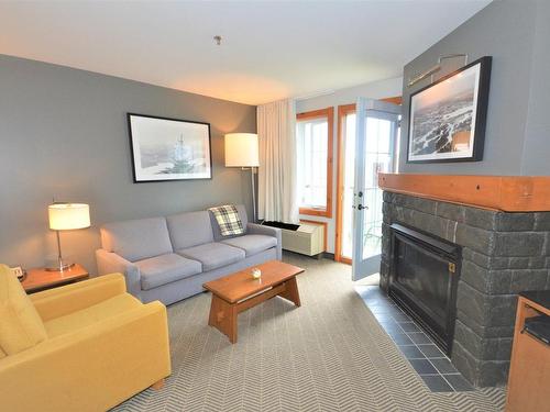 Salon - 243-140 Ch. Au Pied-De-La-Montagne, Mont-Tremblant, QC - Indoor Photo Showing Living Room With Fireplace