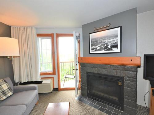 Salon - 243-140 Ch. Au Pied-De-La-Montagne, Mont-Tremblant, QC - Indoor Photo Showing Living Room With Fireplace