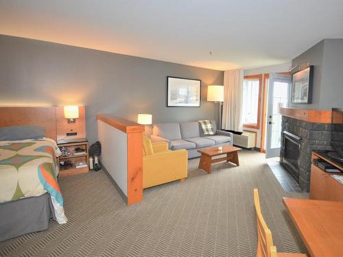 Salon - 243-140 Ch. Au Pied-De-La-Montagne, Mont-Tremblant, QC - Indoor Photo Showing Living Room With Fireplace