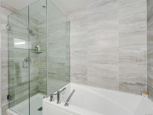 106-2500 Hackett Cres, Central Saanich, BC - Indoor Photo Showing Bathroom