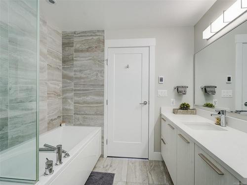 106-2500 Hackett Cres, Central Saanich, BC - Indoor Photo Showing Bathroom