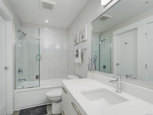 106-2500 Hackett Cres, Central Saanich, BC - Indoor Photo Showing Bathroom