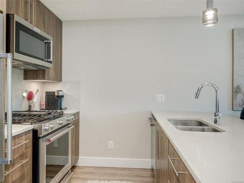 106-2500 Hackett Cres, Central Saanich, BC - Indoor Photo Showing Kitchen With Double Sink