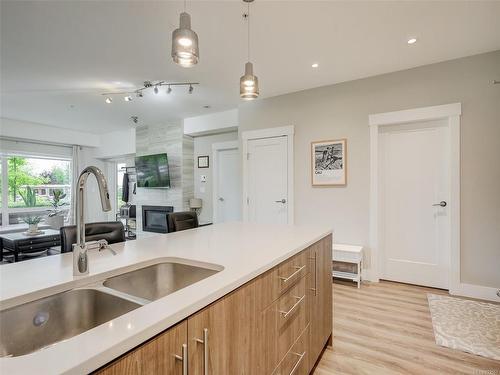 106-2500 Hackett Cres, Central Saanich, BC - Indoor Photo Showing Kitchen With Double Sink