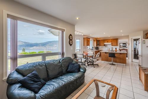 6414 Stevenson Place, Summerland, BC - Indoor Photo Showing Living Room