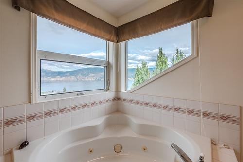 6414 Stevenson Place, Summerland, BC - Indoor Photo Showing Bathroom