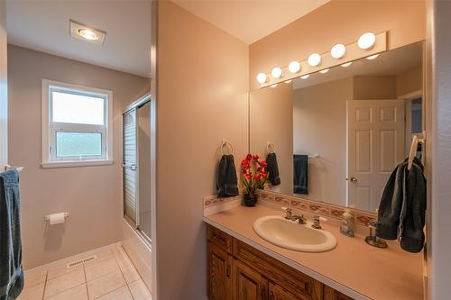 6414 Stevenson Place, Summerland, BC - Indoor Photo Showing Bathroom