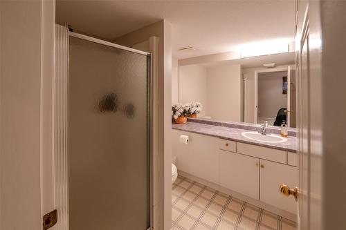 6414 Stevenson Place, Summerland, BC - Indoor Photo Showing Bathroom