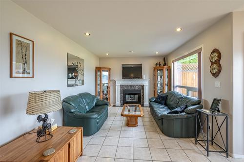 6414 Stevenson Place, Summerland, BC - Indoor Photo Showing Living Room With Fireplace