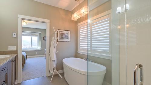 1257 Feedham Avenue, Kelowna, BC - Indoor Photo Showing Bathroom