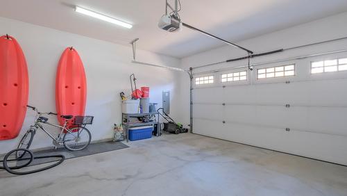 1257 Feedham Avenue, Kelowna, BC - Indoor Photo Showing Garage