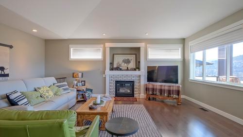 1257 Feedham Avenue, Kelowna, BC - Indoor Photo Showing Living Room With Fireplace