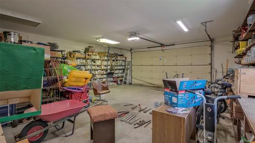 4080 Lakeshore Road, Kelowna, BC - Indoor Photo Showing Garage