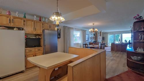 4080 Lakeshore Road, Kelowna, BC - Indoor Photo Showing Kitchen