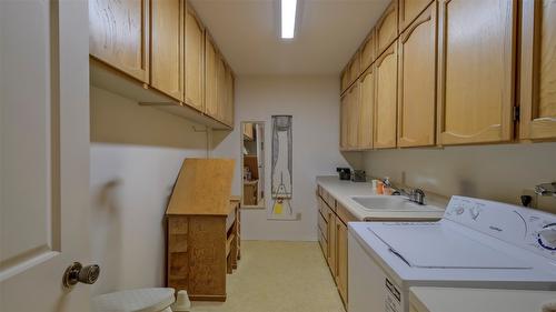 4080 Lakeshore Road, Kelowna, BC - Indoor Photo Showing Laundry Room