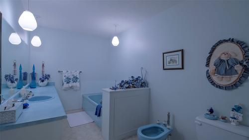 4080 Lakeshore Road, Kelowna, BC - Indoor Photo Showing Bathroom