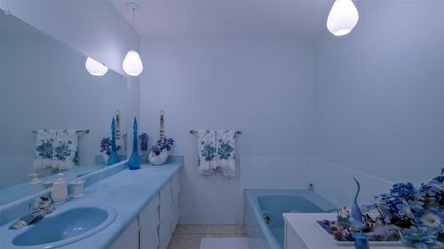 4080 Lakeshore Road, Kelowna, BC - Indoor Photo Showing Bathroom