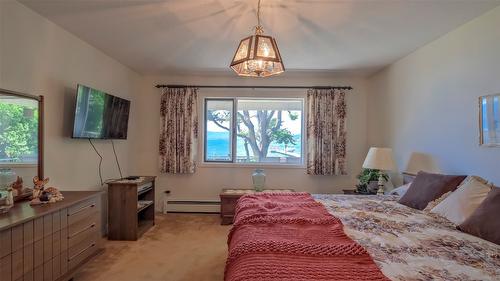 4080 Lakeshore Road, Kelowna, BC - Indoor Photo Showing Bedroom